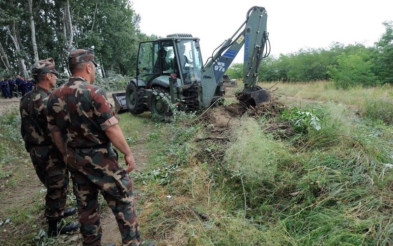 Megkezdődött a kerítés építése a határon
