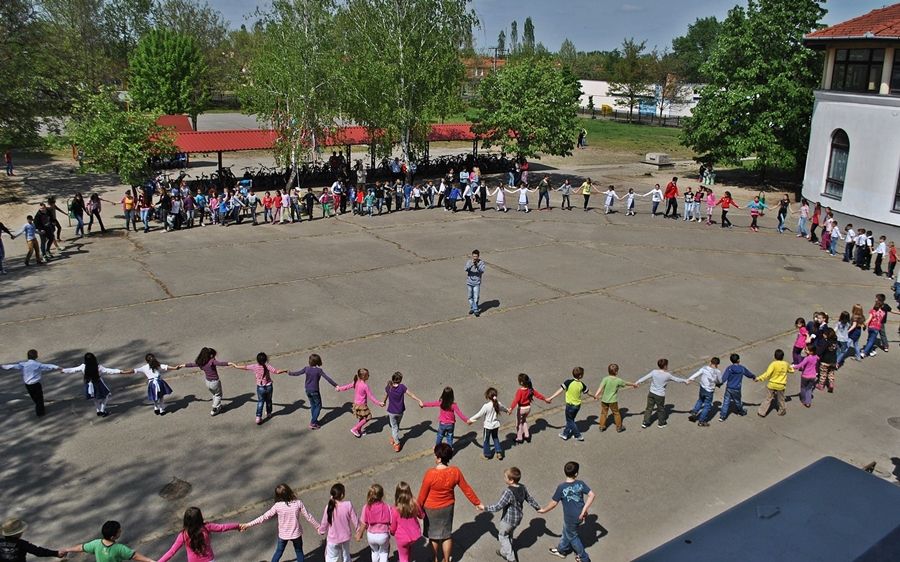 Májusfa és néptánc a Kertvárosiban