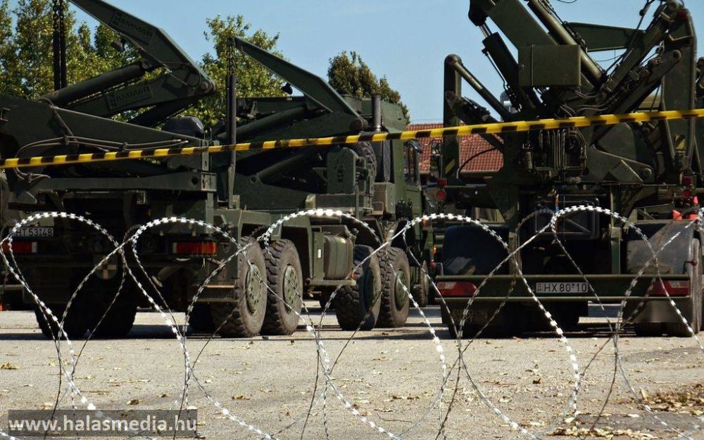 Katonák állomásoznak Kisszállás határában