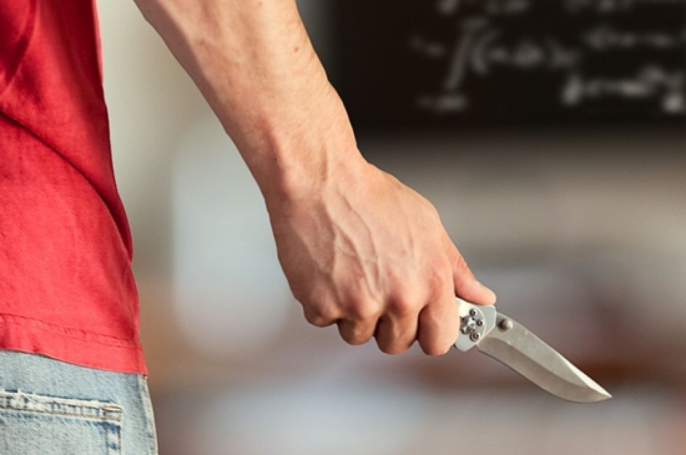 Késsel fenyegetőzött