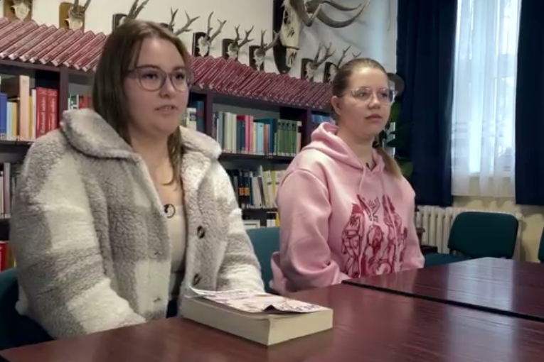 (►) Két lány, egy könyv