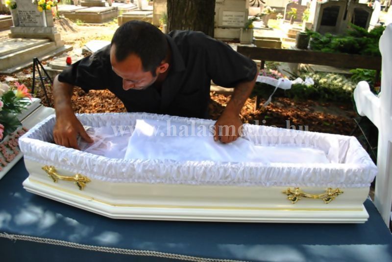 Dráma: búcsú a kétéves kislánytól