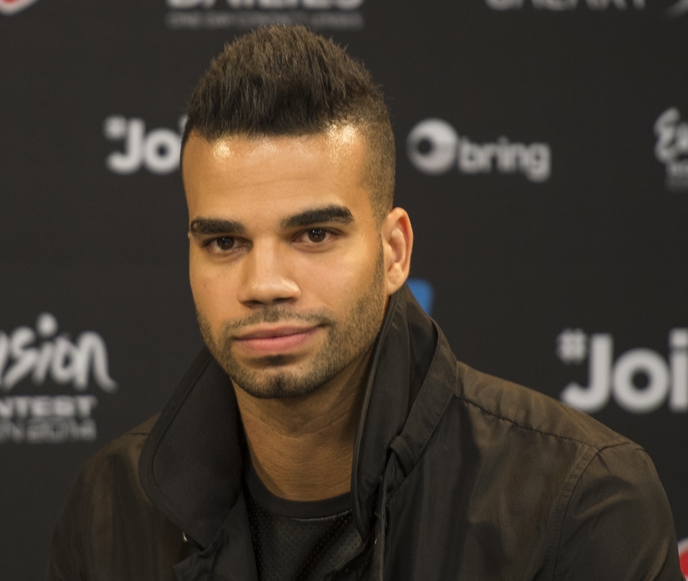 Nyerjen belépőt Kállay Saunders András halasi koncertjére!