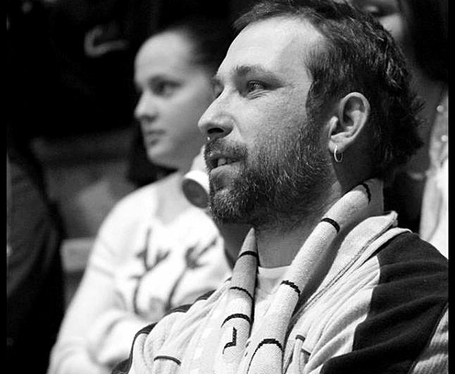 Elhunyt a vezérszurkoló