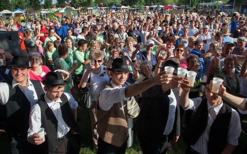 Százak koccintottak a Sóstó partján