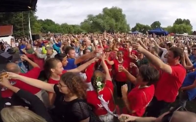 (►) Tiszta vizet öntöttek a pohárba