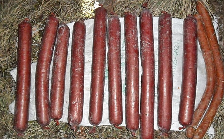 Kolbászt és szalámit loptak