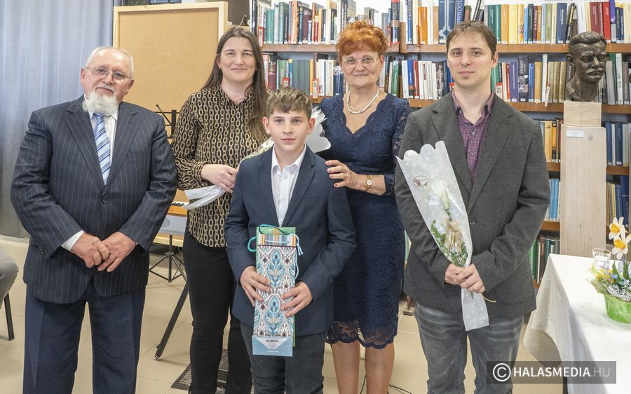 (►) Zenés-verses költészet napi ünnepség a könyvtárban (galéria)