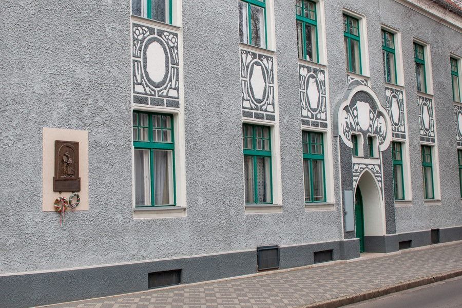 Emlékezzünk közösen az emléktáblánál!