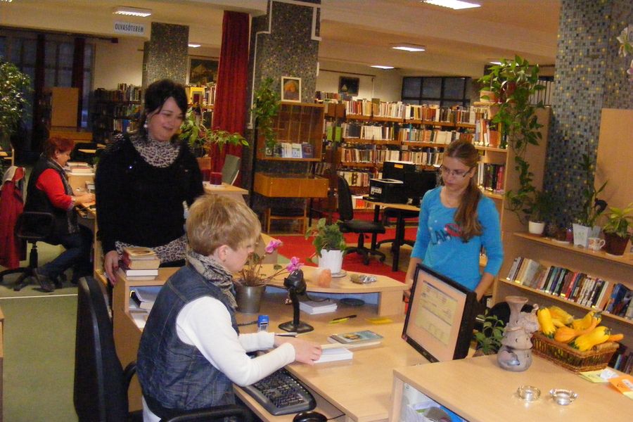 Olvasnak, de másképp