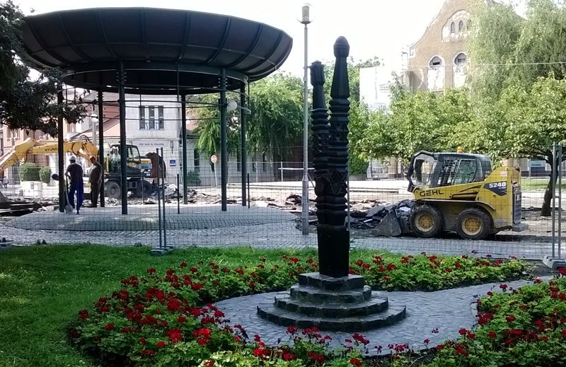 (►) Költözik a Kopjafa?