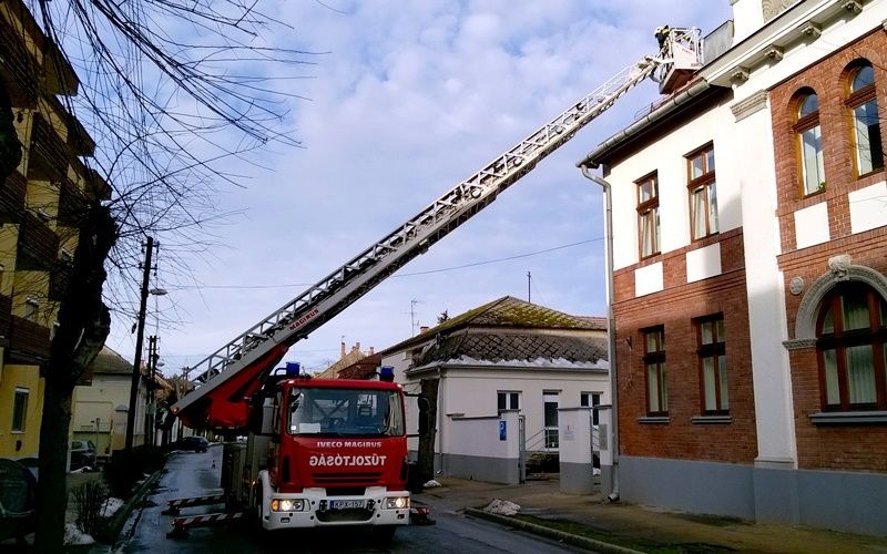 A Kormányablaknál segítettek a tűzoltók