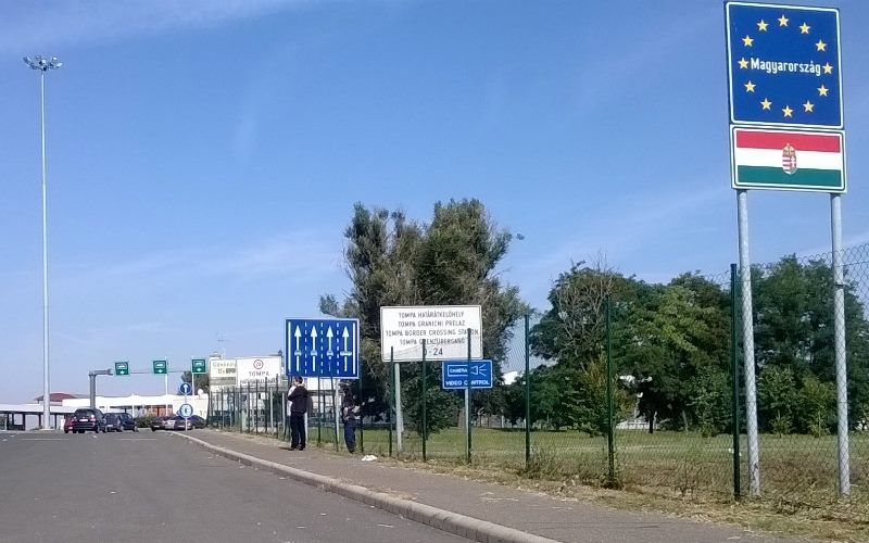 Korrupcióval gyanúsítanak egy pénzügyőrt és két társát