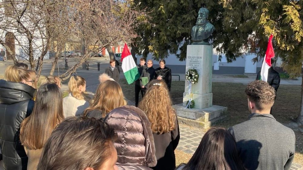 Koszorúzás Szilády Áron szobránál