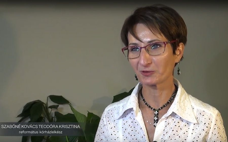 Áldás fehér köpenyben