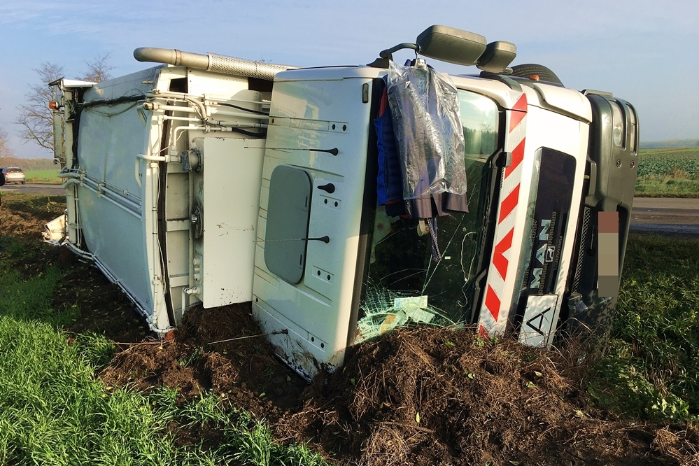 Árokba borult egy kukásautó (galéria)