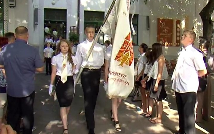 (►) A központisok is elballagtak