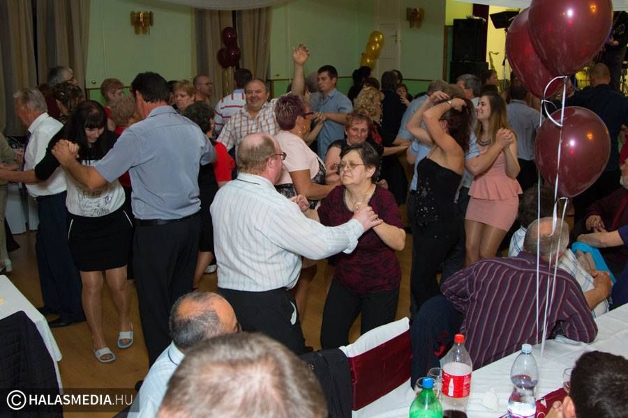 (►) Így mulatnak a halasiak