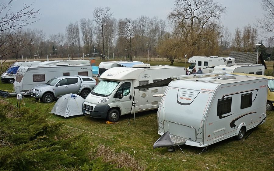 Itt vannak az első kempingezők