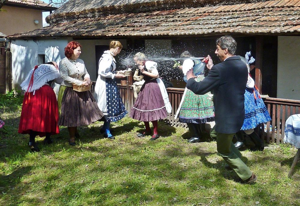 Futott, ki merre látott...