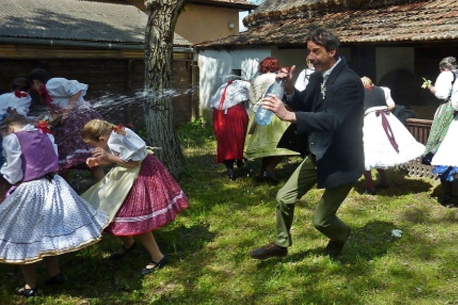 Hagyományos Húsvéti Locsolkodás a Tájházban