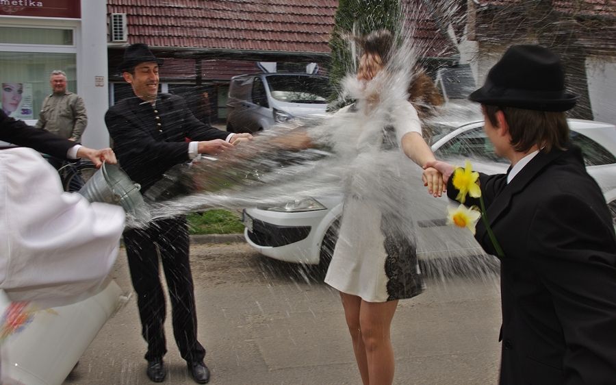 Vödörből locsolták a lányokat