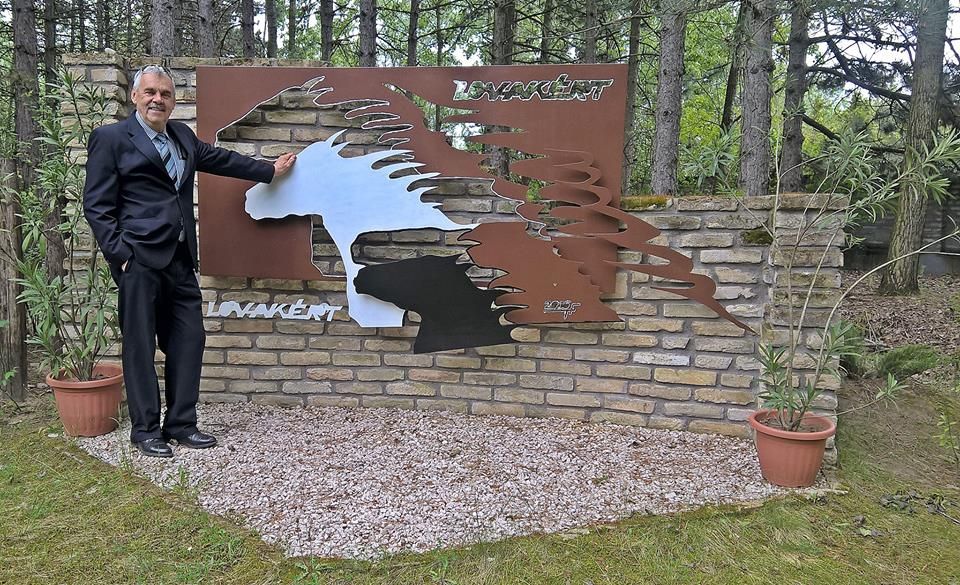 Emléket állított a lovaknak