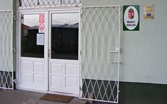 Tettenérés, szolgálaton kívül