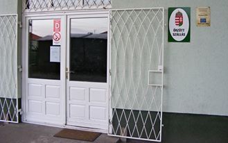 Börtön a migránsverő őrnek