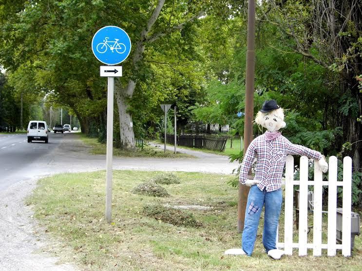 Titokzatos madárijesztők a városban