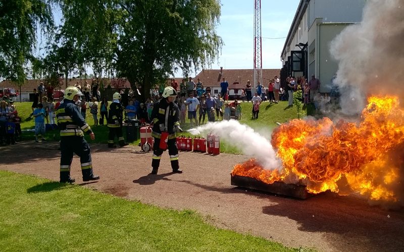 Százak a tűzoltómajálison