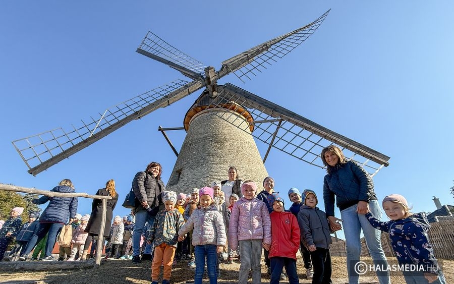 (►)  Szélvitorla forgatás a Sáfrik malomnál óvodásokkal (galéria)