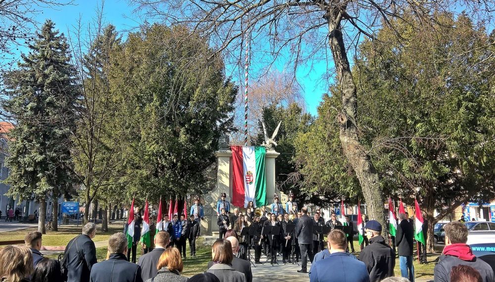 (►) Százak ünnepeltek az Országzászlónál