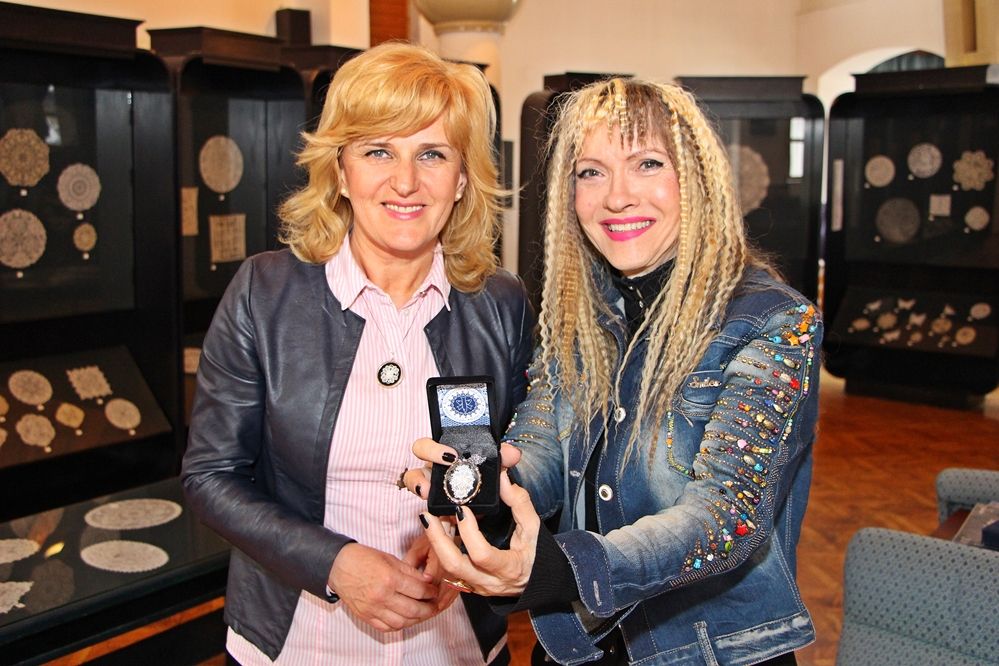 (►) Marcellina csipkenézőben