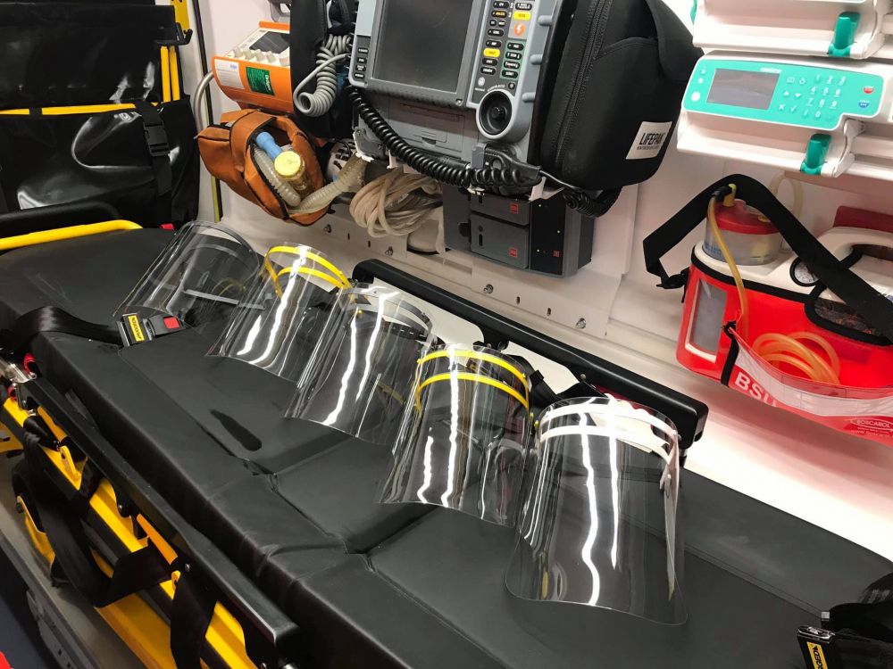 Orvosi arcpajzsot nyomtatnak a Wattay-ban