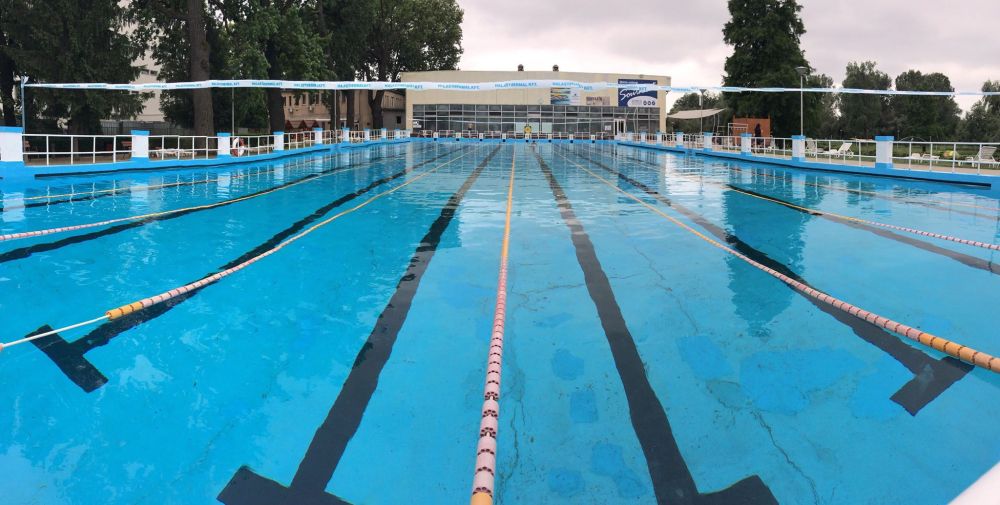 Lehet úszkálni a nagymedencében