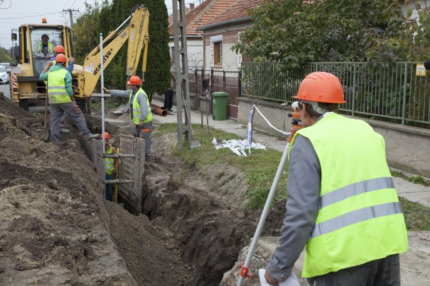 Folyamatosan csatornáznak Mélykúton