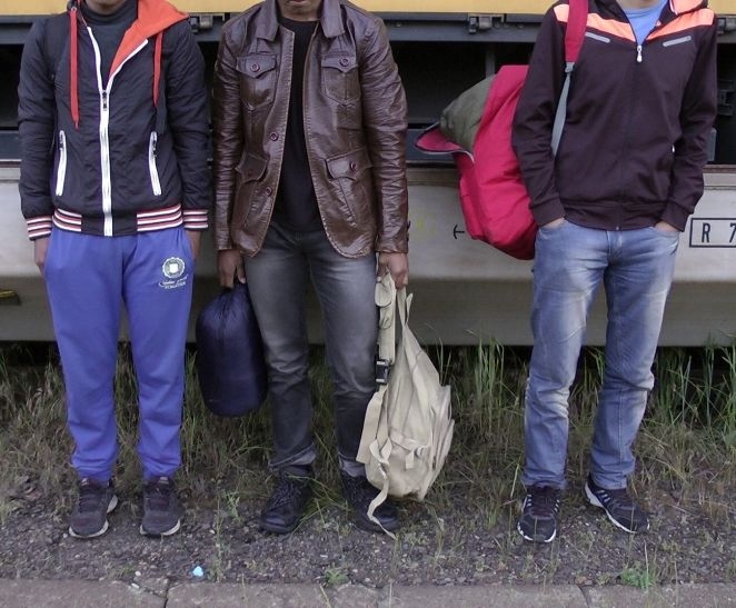 Hálózsákban szunyókáló határsértők - videóval