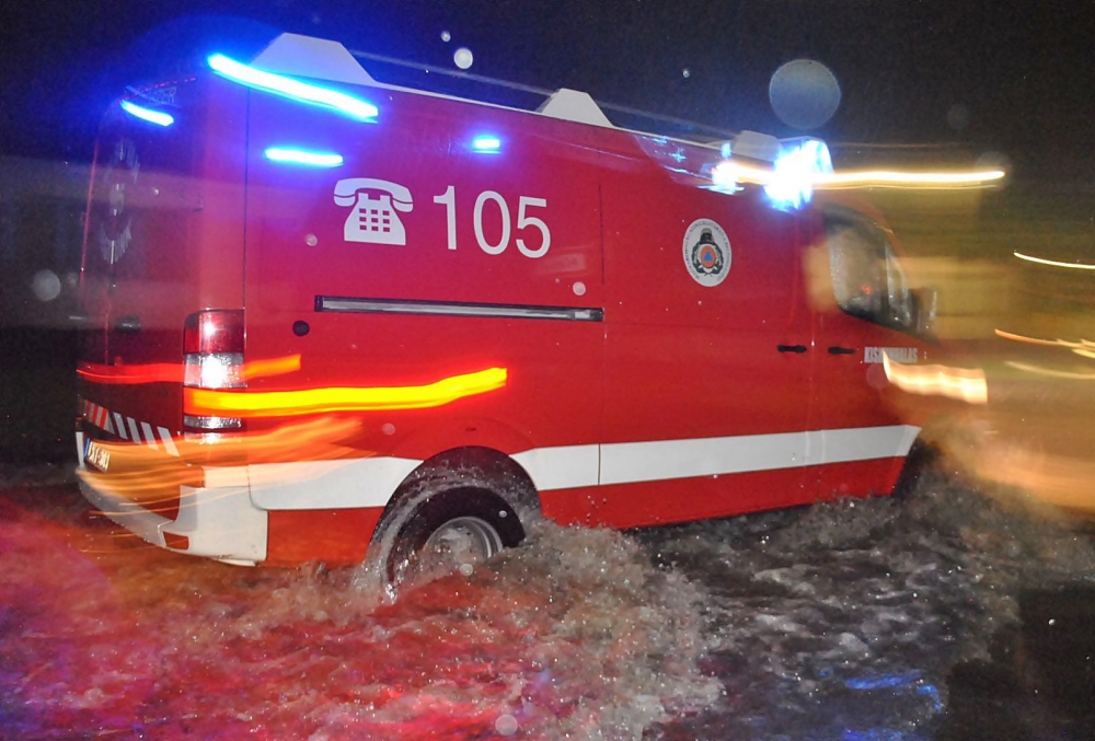 Autókat kellett menteni a vízből