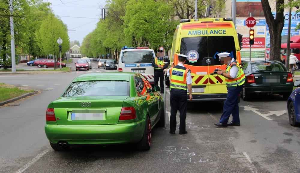 Mentő karambolozott a Park Áruháznál