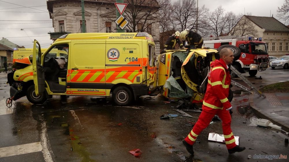 Súlyos baleset érte a jánoshalmi mentőket