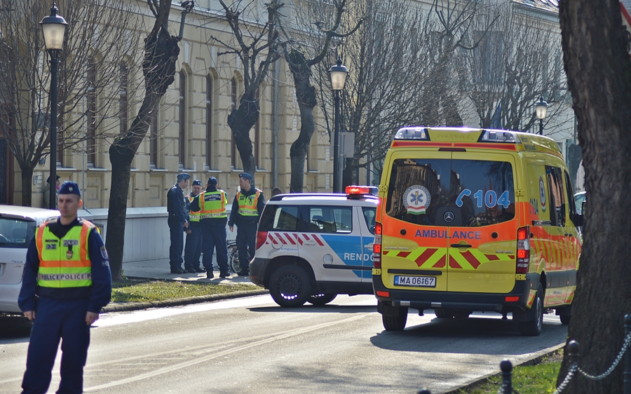 Autó elé lépett a kislány