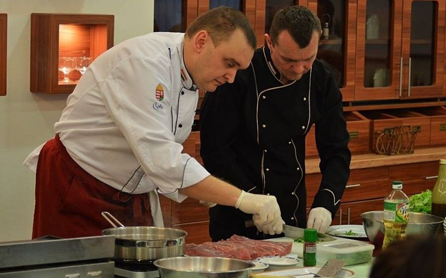 (►) Új trendek a gasztronómiában – látványfőzés a Váriban