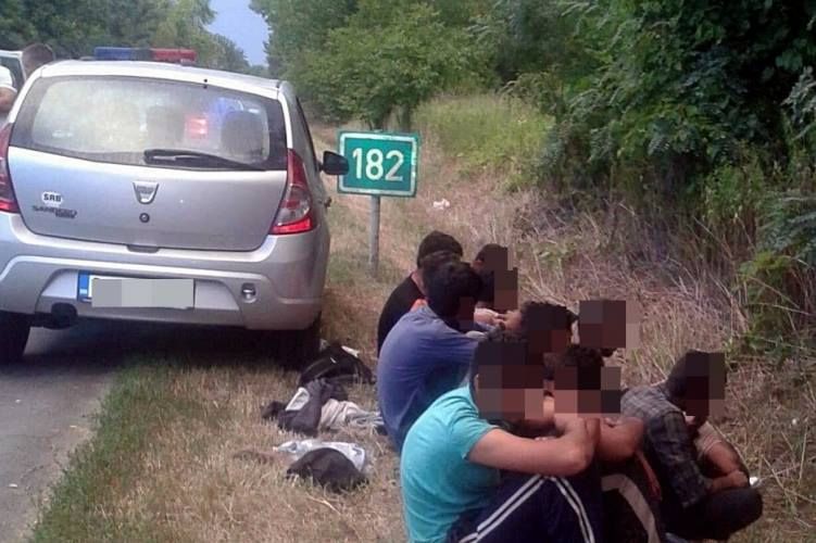 Nyolc migráns egy autóban