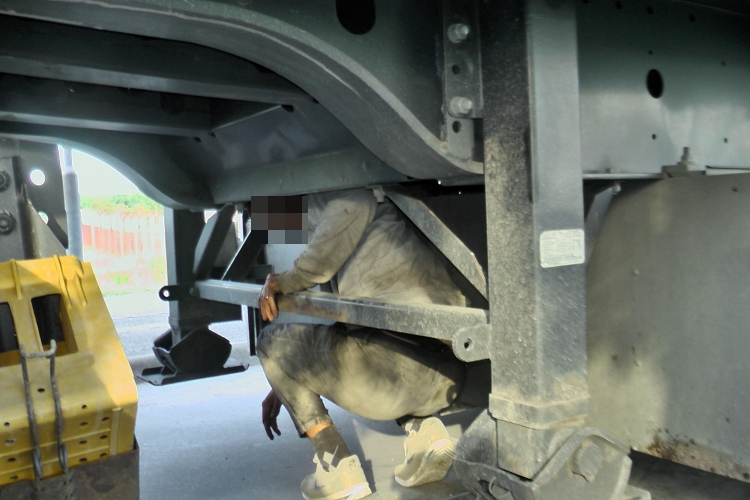 Alvázon bújt meg a migráns