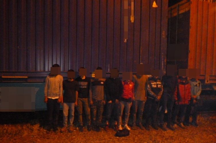 Csoportosan jönnek a migránsok