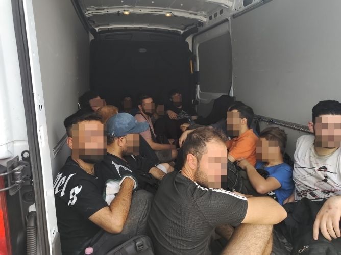 17 határsértővel bukott le az embercsempész