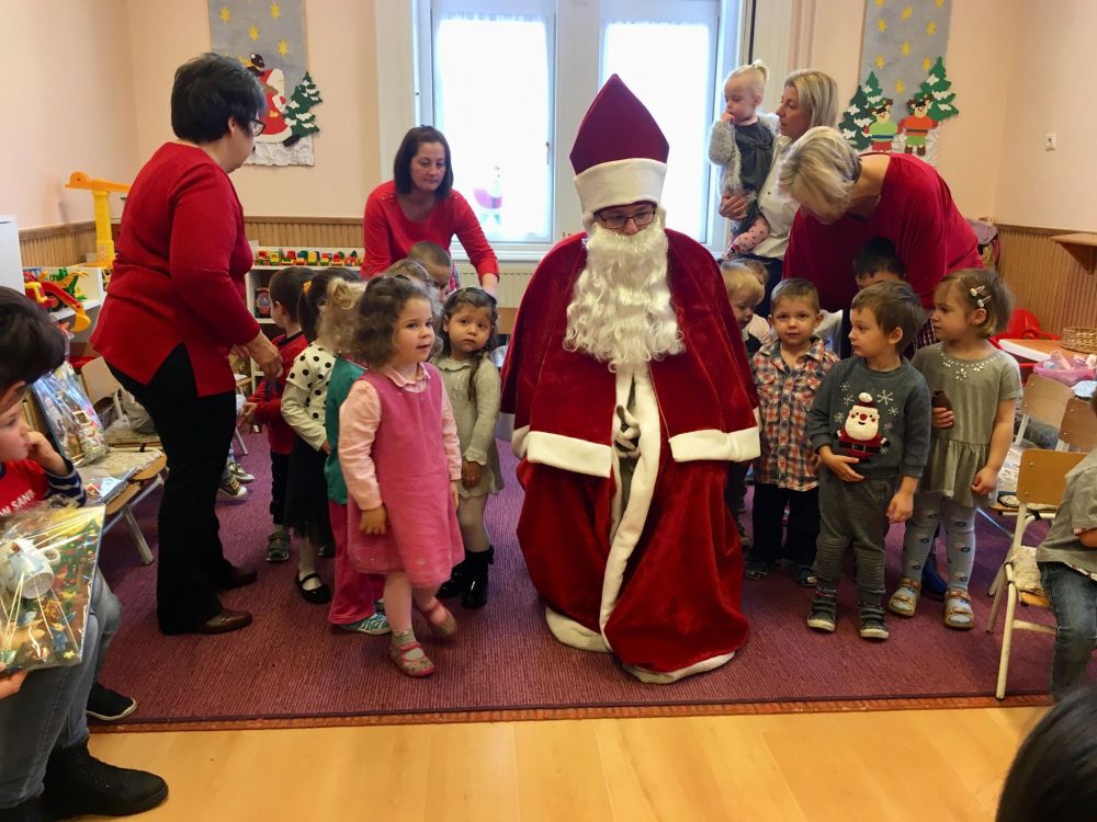 Mindenkinek hozott csomagot