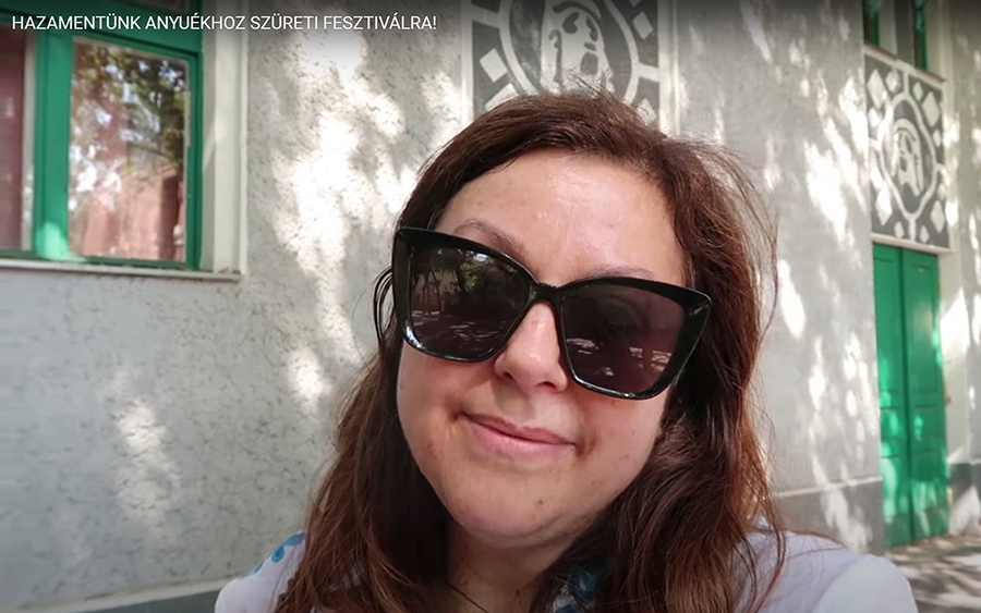 (►)  Hazamentünk Anyuékhoz a szüreti fesztiválra