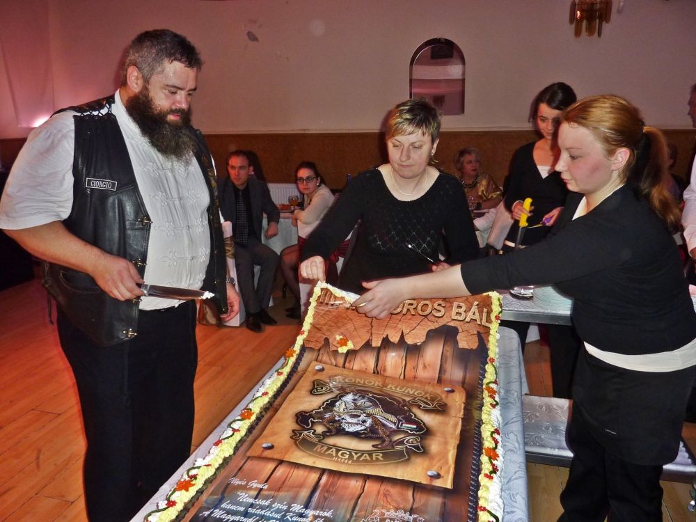 Fergeteges motoros bál a Tisztiben (videó)